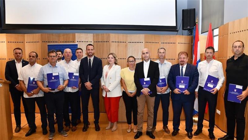 Ministar Erlić u Skradinu uručio ugovore vrijedne 2,8 milijuna eura